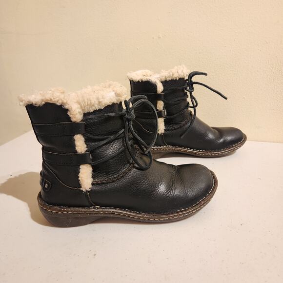 UGG Caspia Women's Sz US 7 Black Leather Ankle Boots Shearling Lined Winter Boot - Picture 10 of 10